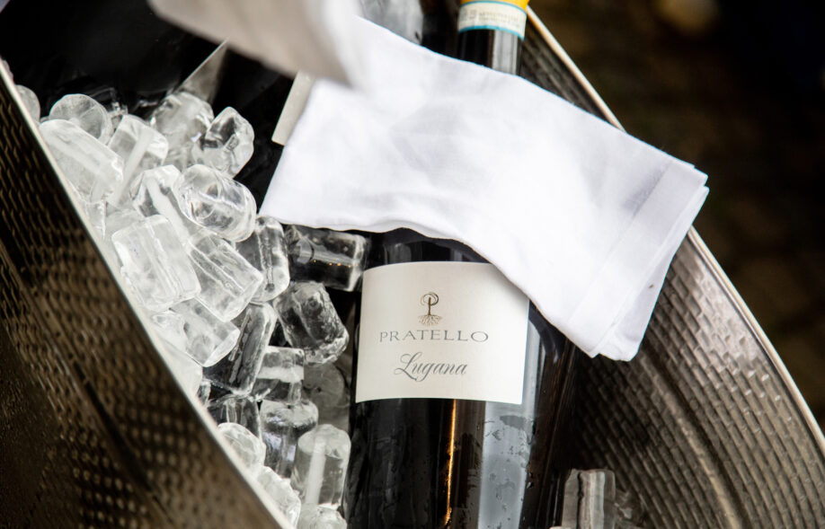 Lugana vom Weingut Pratello, Italien in einem Weinkühler auf Eis gekühlt